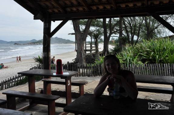Depois da trilha, merecido descanso em bar na praia da Ferrugem, Garopaba, no litoral sul de Santa Catarina